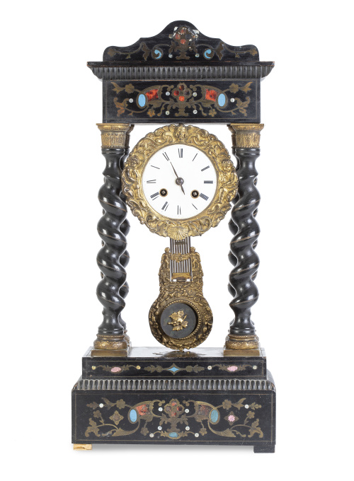 Reloj de pórtico Carlos X de madera ebonizada con incrustac