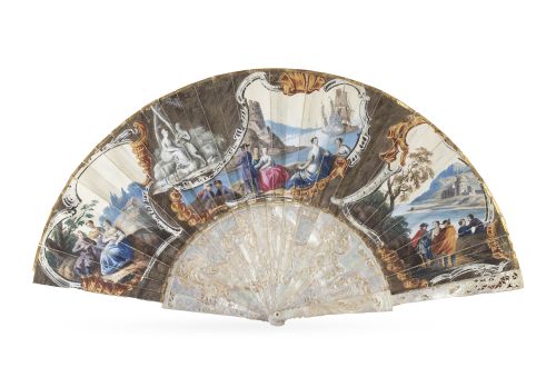 Abanico con varillaje de nácar calado y dorado con paísaje 