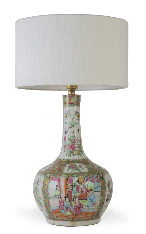 Botella de porcelana con esmaltes de la familia rosa.Cant