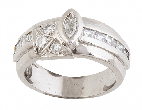 Sortija con diamante talla navette central, combinado con d