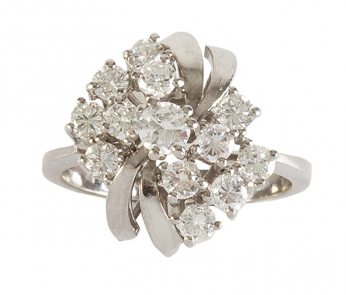 Sortija de brillantes engastados en garras a diferentes alt