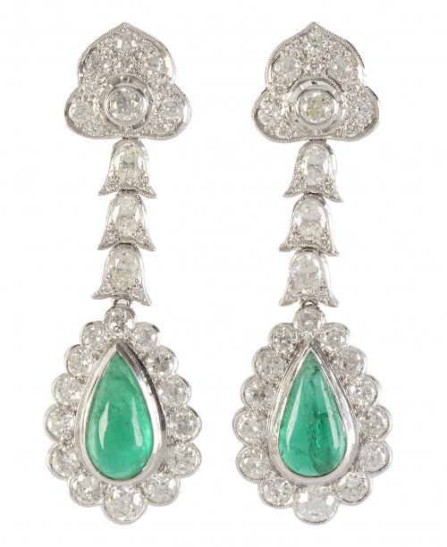 Pendientes largos de brillantes con esmeraldas talla gota o