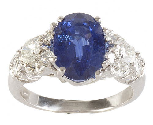 Sortija con zafiro central oval de 5 ct, flanqueado por trí
