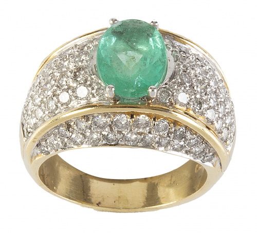 Sortija ancha de con esmeralda oval central y pavé de brill