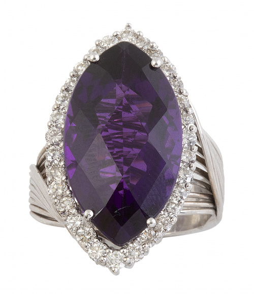 Sortija con gran amatista talla navette fantasía orlada de 