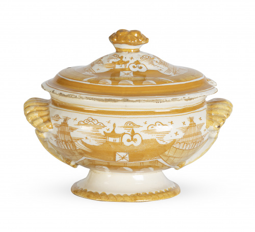 Soperita de loza esmaltada en ocre decorada con pagodas.P