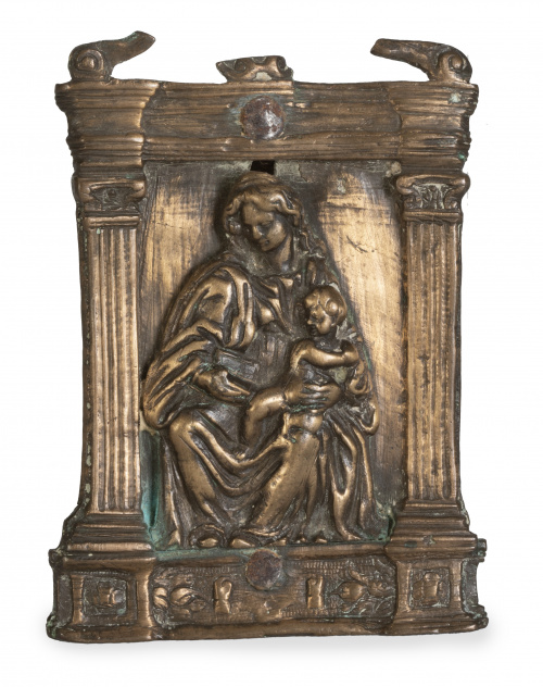 Portapaz de bronce dorado con la Virgen y el Niño.España,