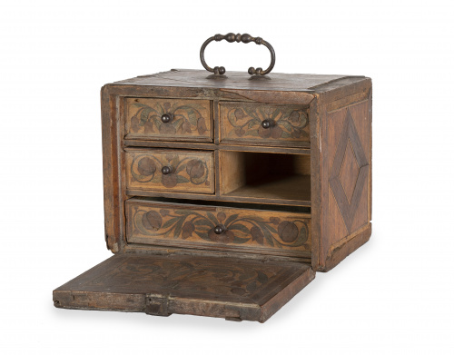 Pequeño joyero con taraceas tintadas y herrajes de hierro d