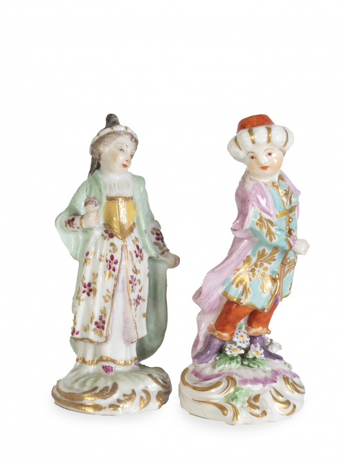 Pareja de figuras de porcelana esmaltada y dorada, vestidos