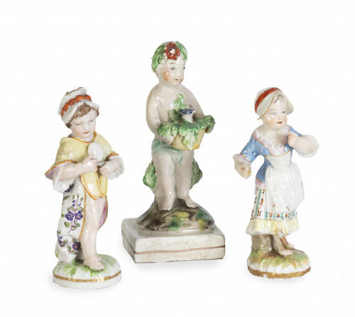Tres niños de porcelana esmaltada y dorada.S. XIX.