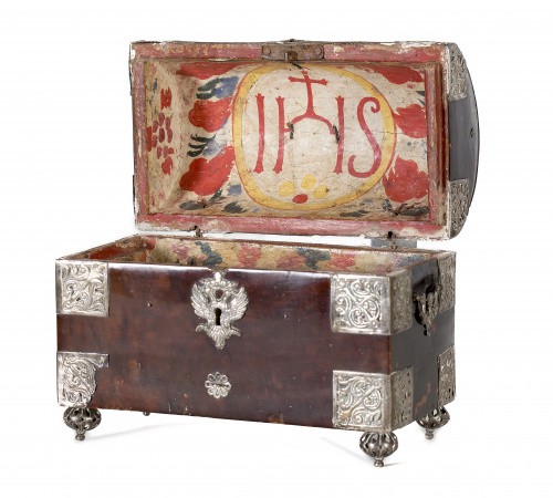 Cofre “jesuitico” con alma de madera, carey y plata.Trabaj