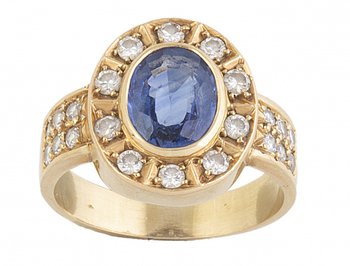 Sortija con zafiro oval orlado de brillantes y con bandas d