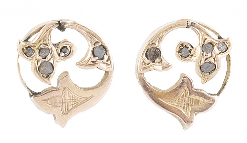 Pendientes pps. S. XX con diseño de círculo con motivos flo