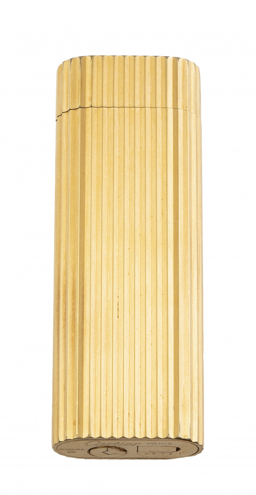 Encendedor CARTIER en plaqué or, con decoración estriada. 6