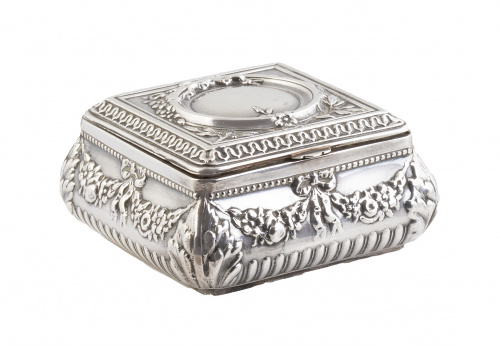 Sortija S. XIX con diamante central y mariposas caladas a l