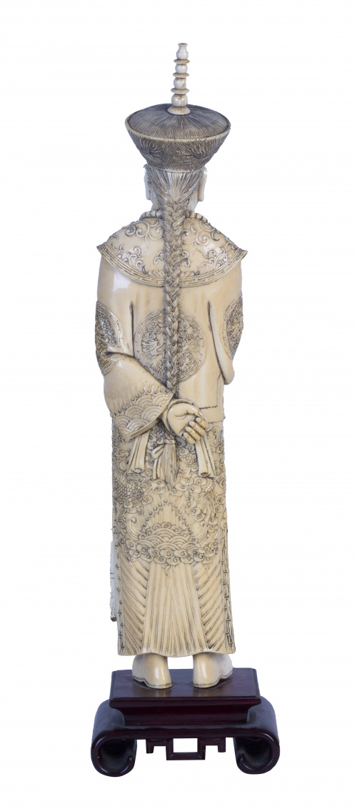 “Emperador”.Figura de marfil tallado.Trabajo chino, ff. d