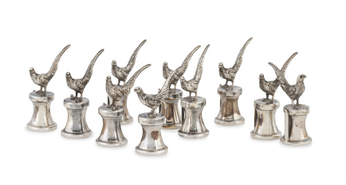 Lote de 18 tarjeteros de plata rematados por faisanes, en e