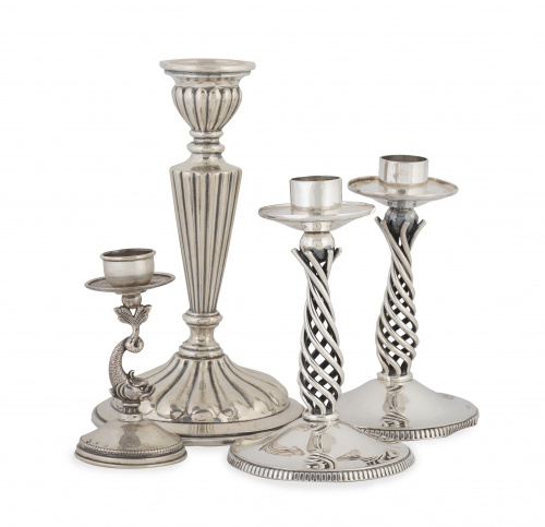 Lote de cuatro candeleros de plata: uno con marcas de Durán