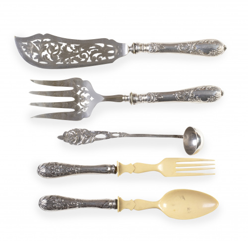 Lote de cinco cubiertos de plata y hueso para servir.pp. 