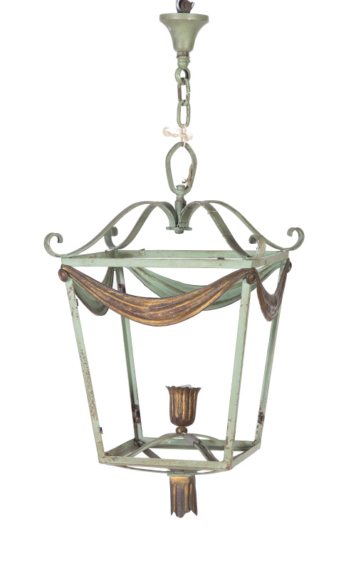 Farol de metal pintado de verde y dorado, decorado con "dra