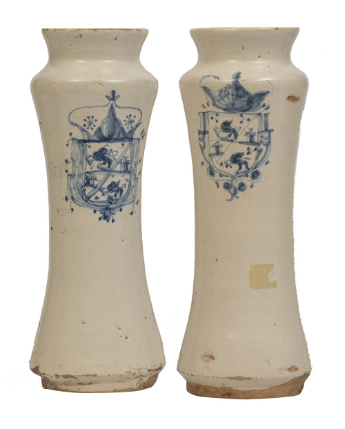 Pareja de botes de farmacia blasonados de cerámica esmaltad