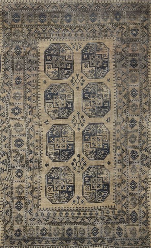 Alfombra decorada con motivo de "Gul" y campo beige.Traba