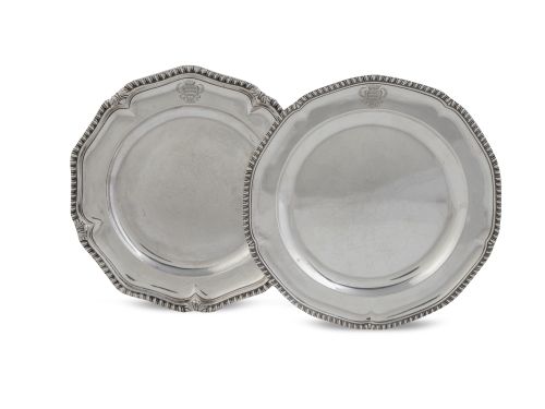 Dos platos blasonados de plata en su color, decorados con c