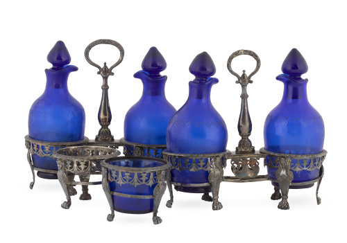 Estuche con dos recados de vinagreras y dos saleros de plat