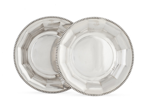 Dos centros de plata con iniciales y contarios en el borde,