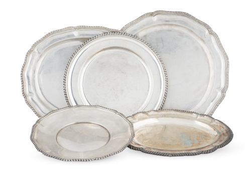 Lote de cinco fuentes de plata, con decoración sogueada en 