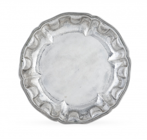 Centro de plata, con decoración gallonada a martelé en el c