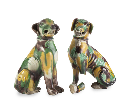 Pareja de perros de porcelana esmaltada en verde, amarillo 