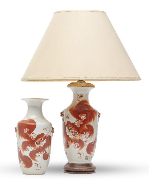Dos tibores de porcelana china esmaltados en rojo de hierro
