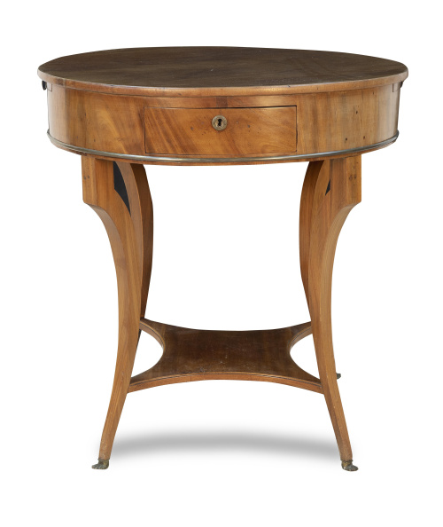 Mesa velador de madera de nogal sobre patas de garra.Fran