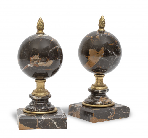 Pareja de bolas de mármol negro y marrón montadas en bronce