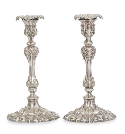 Pareja de candeleros de metal plateado, decorados con hojas