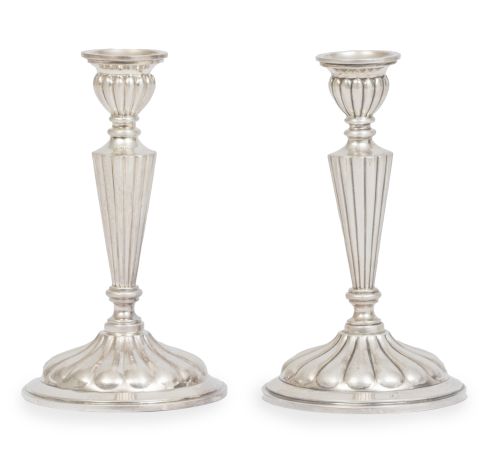 Pareja de candeleros de plata de estilo Carlos IV, con deco