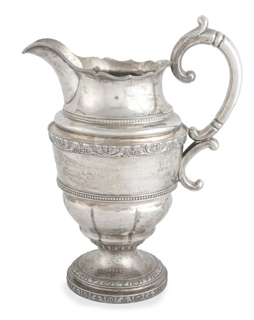 Jarro de plata con decoración de cenefas de flores y contar