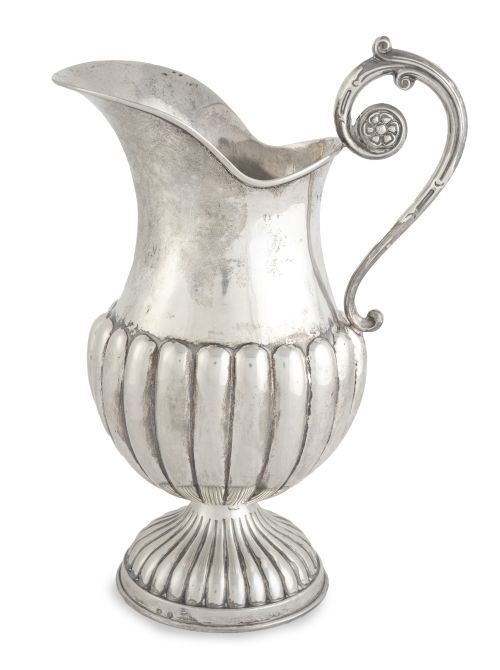Jarro de plata gallonado en su color. Con marcas.Montejo,