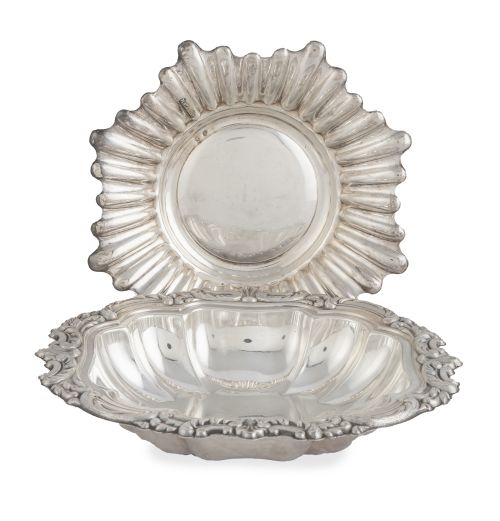 Lote de una panera de plata con marcas y de un centro de pl