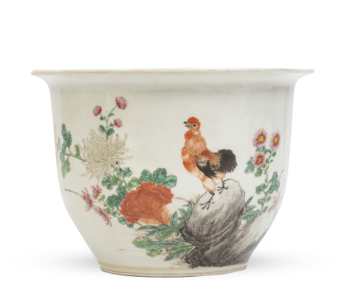 Macetero de porcelana esmaltada, decorado con un gallo con 