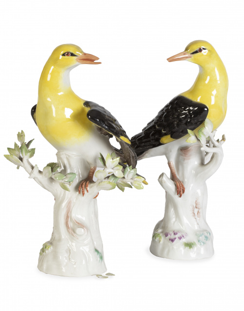 Pareja de oropendolas de porcelana esmaltada. Marcadas.Me