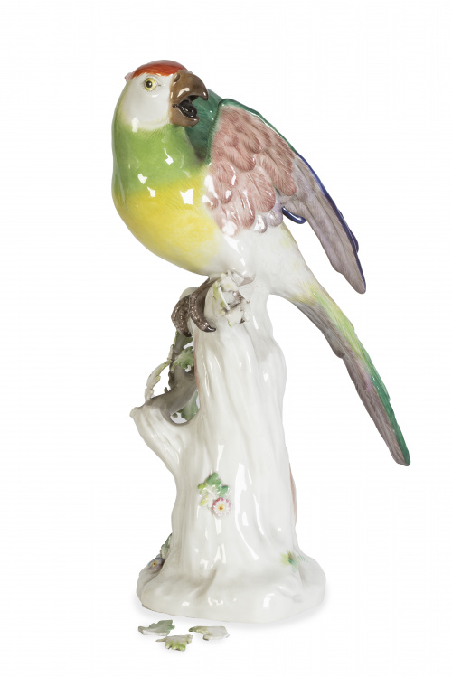 Pájaro de porcelana esmaltada. Con marca en la base.Meiss