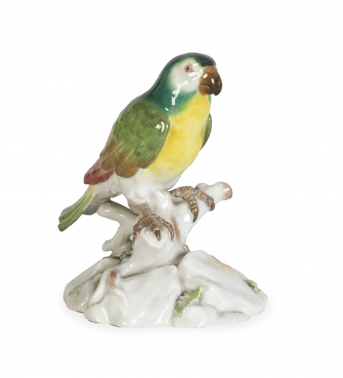 Periquito de porcelana esmaltada. Marcado en la base.Meis