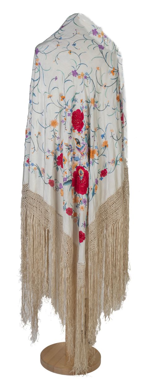 Mantón de "Manila" en seda beige bordada en hilos de color.