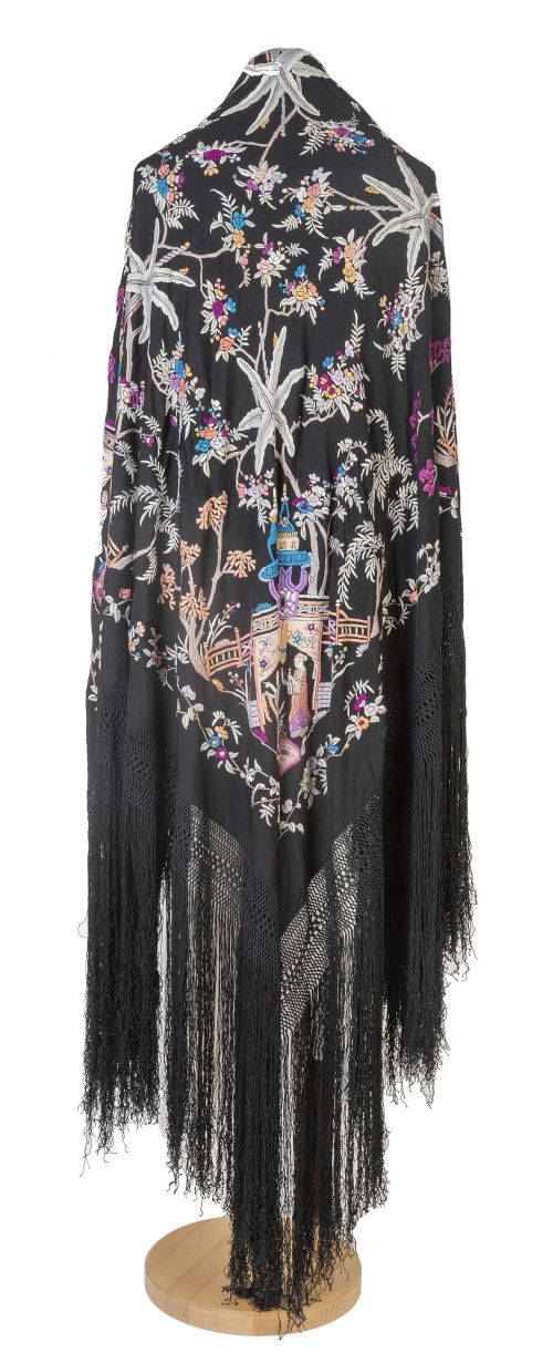 Mantón de "Manila" en seda negra bordada con hilos de color