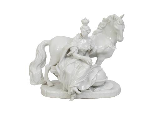 Figura femenina coronada con caballo de porcelana esmaltada