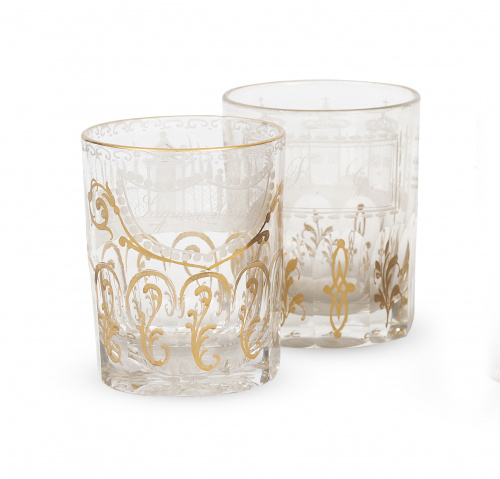 Dos vasos de recuerdo de vidrio soplado a molde, dorados, g