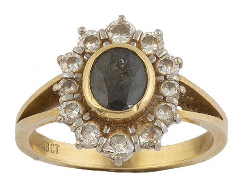 Sortija rosetón con zafiro oval central orlado de brillantes