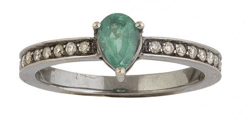 Sortija con esmeralda talla perilla y brillantes en los bra